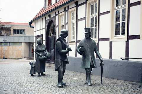 Statues of Tüötten, travelling traders in Germany